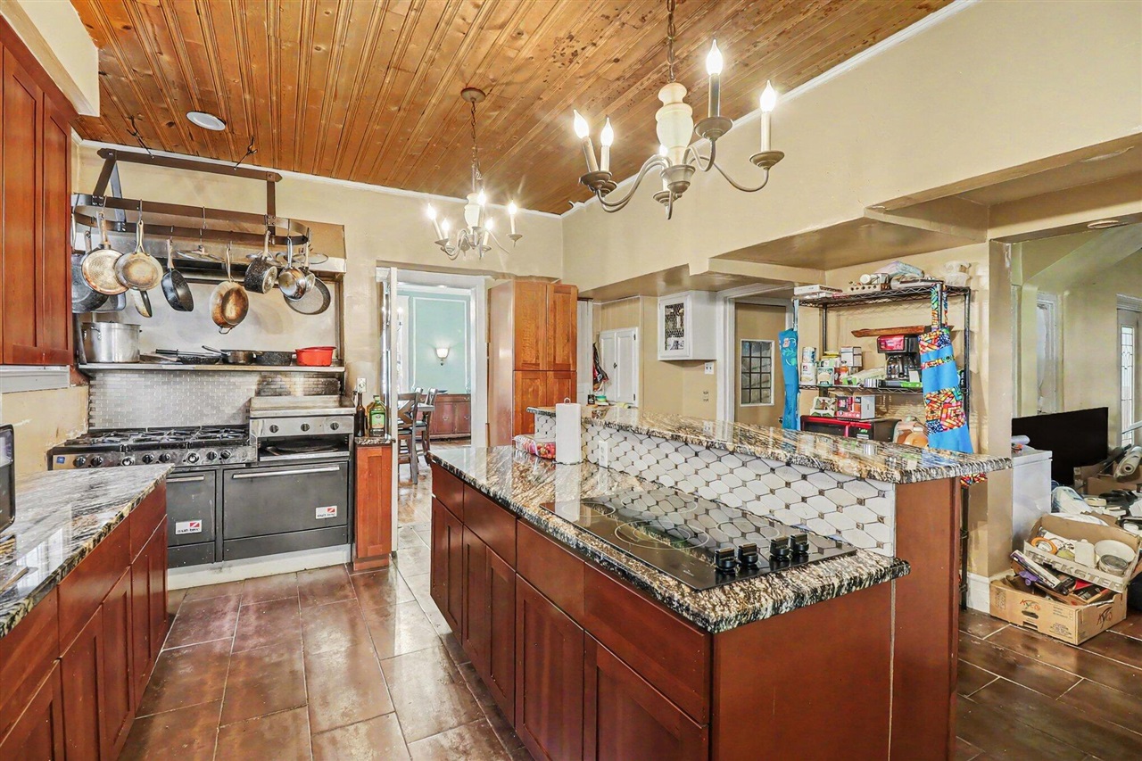 1168 W Boston Boulevard Property Photo 9