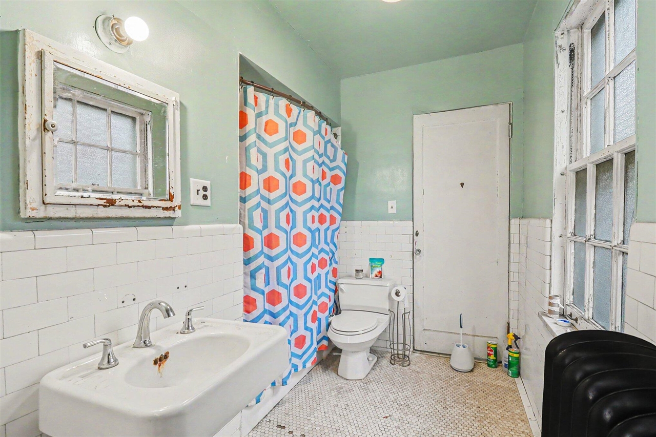 1168 W Boston Boulevard Property Photo 16