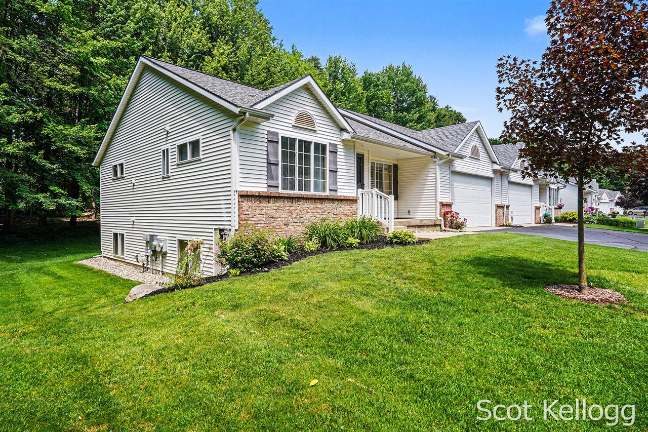 1923 Jack Pine Court Property Photo 1
