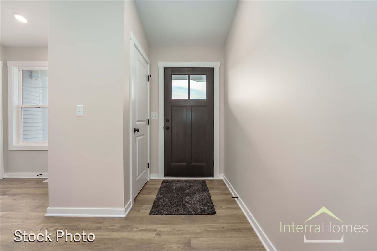 1595 N Village Circle Property Photo 4
