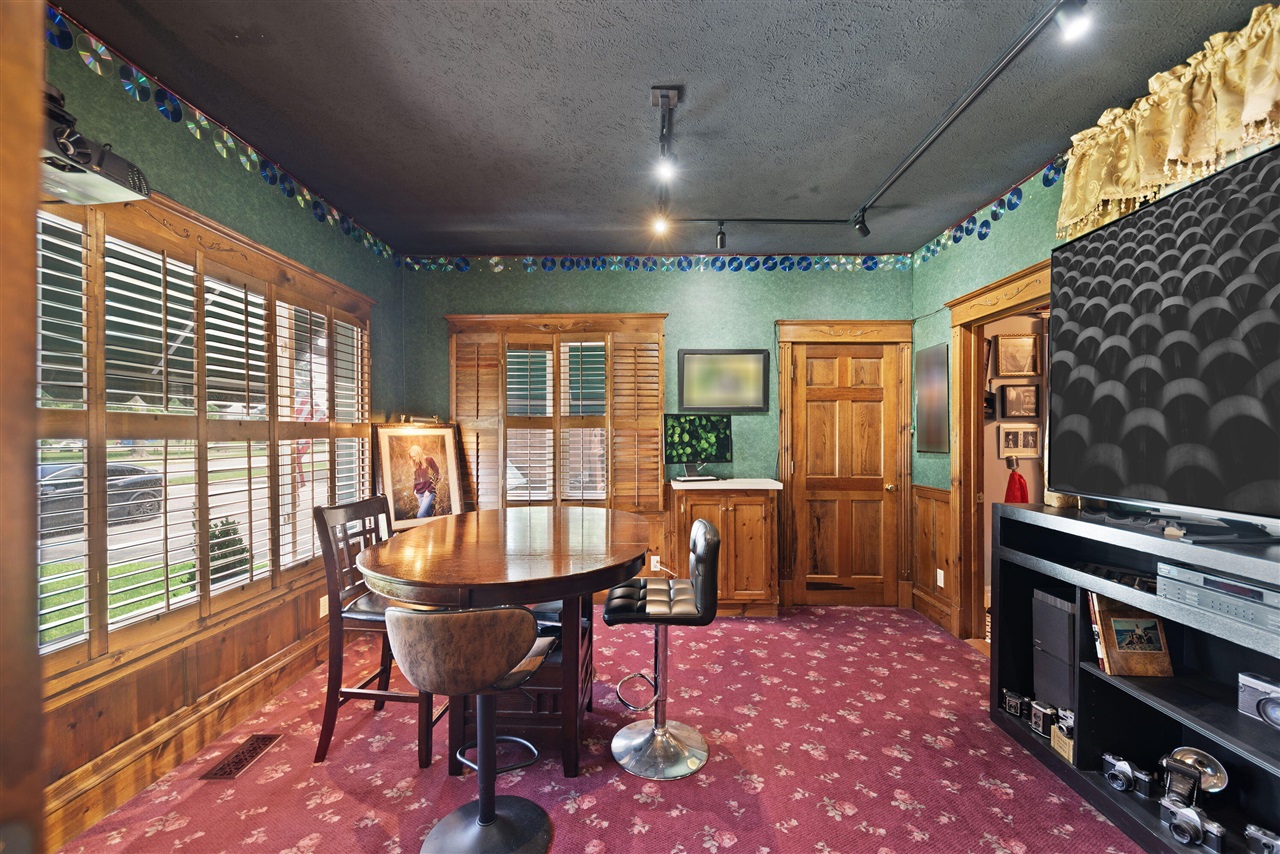 2 E Ash Street Property Photo 9
