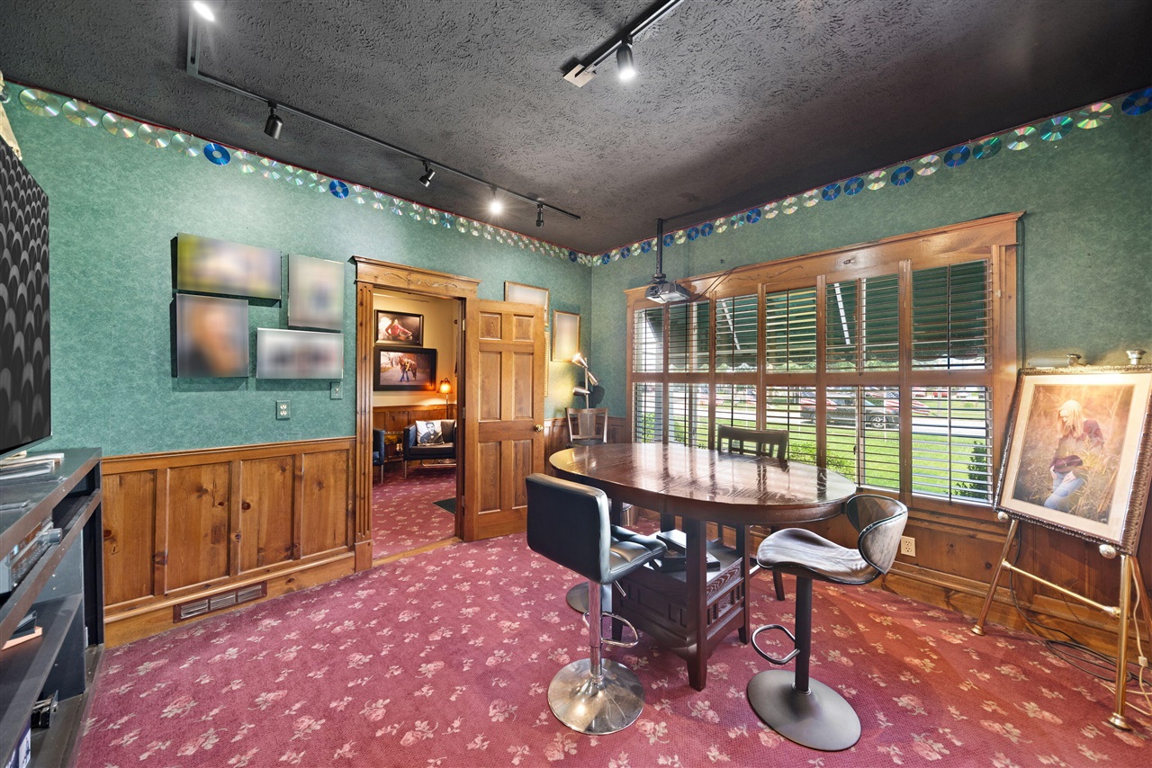 2 E Ash Street Property Photo 10