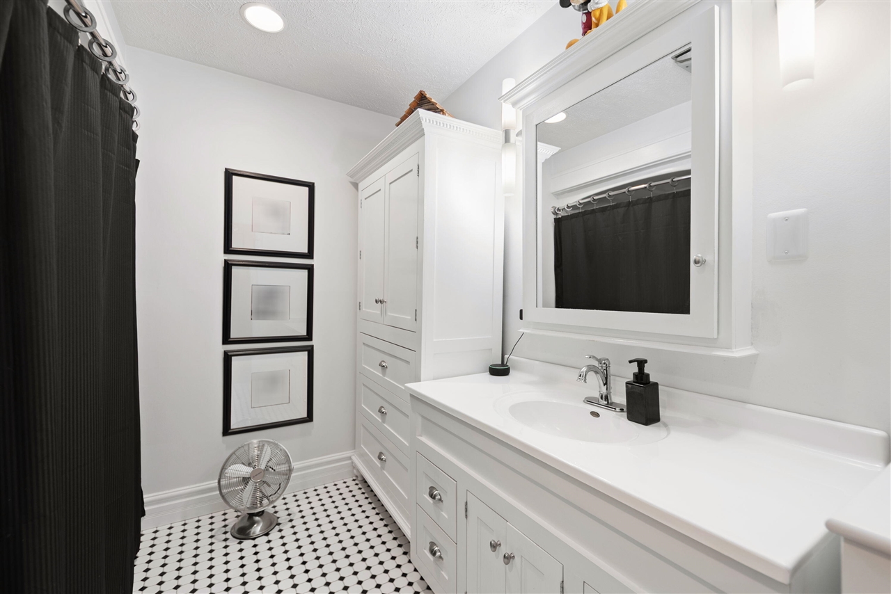 2 E Ash Street Property Photo 37