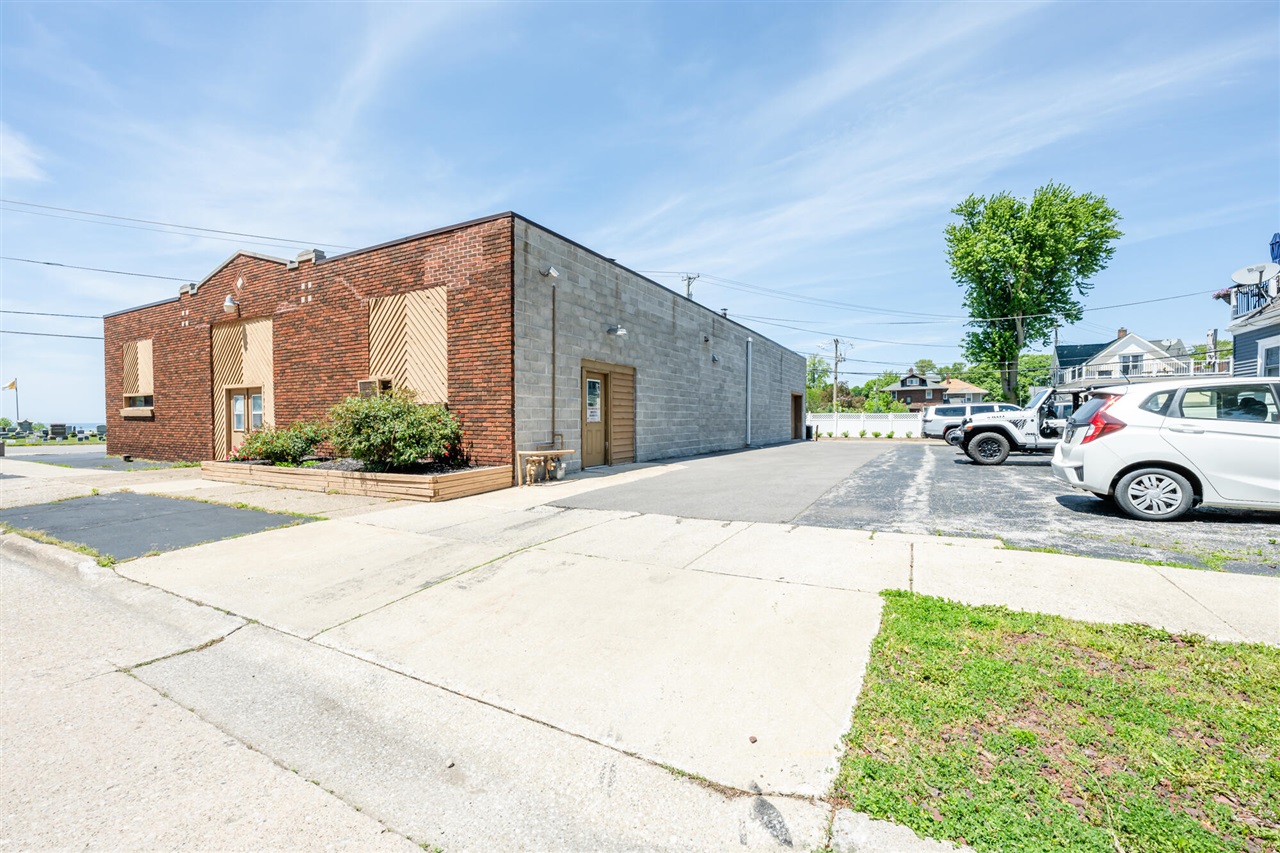 1719 Lakeshore Drive Property Photo 3
