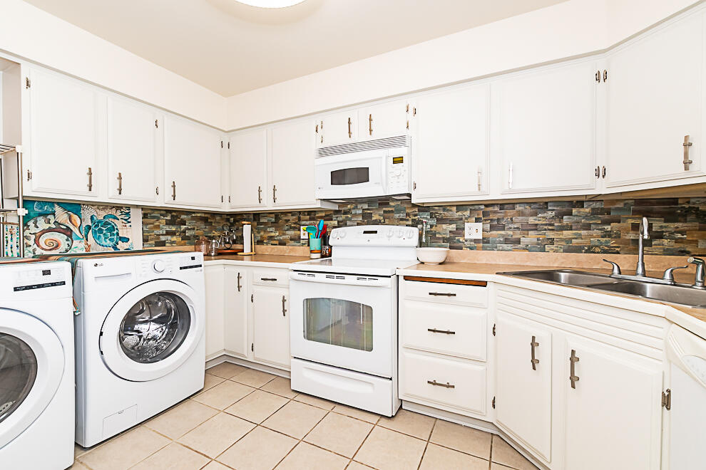 4040 Greenleaf Circle Property Photo 5