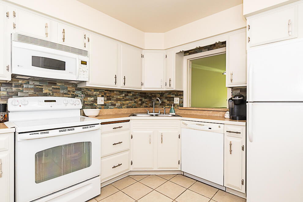 4040 Greenleaf Circle Property Photo 6