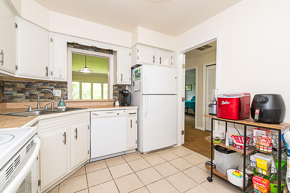 4040 Greenleaf Circle Property Photo 8