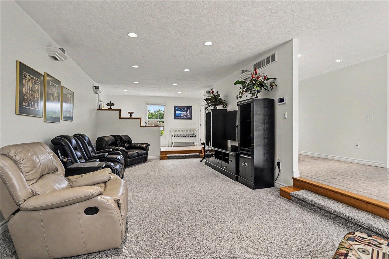 31 E Suttons Ridge Property Photo 4