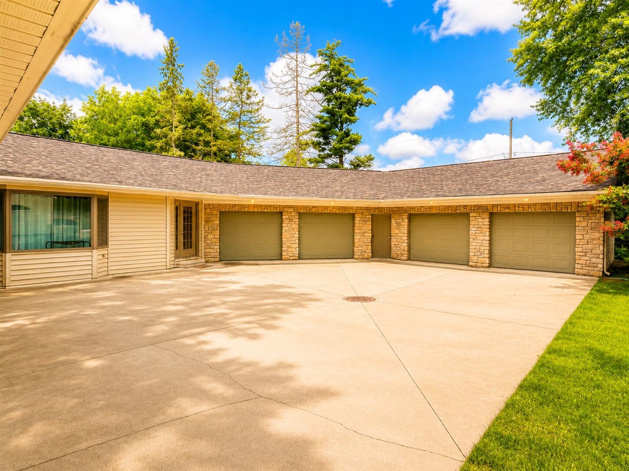 4593 Chippewa Drive Property Photo 8