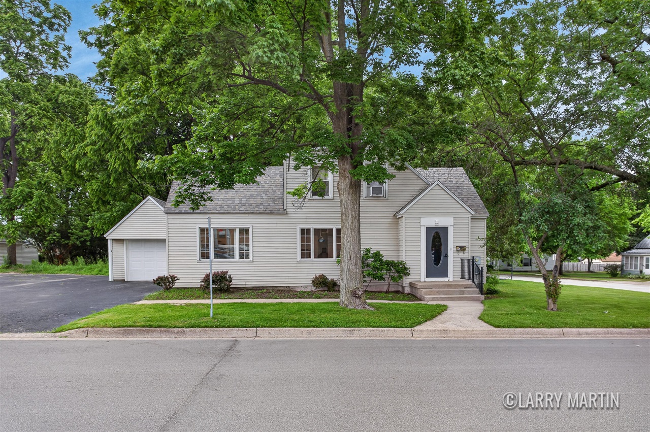 224 S Weaver Avenue Property Photo 1
