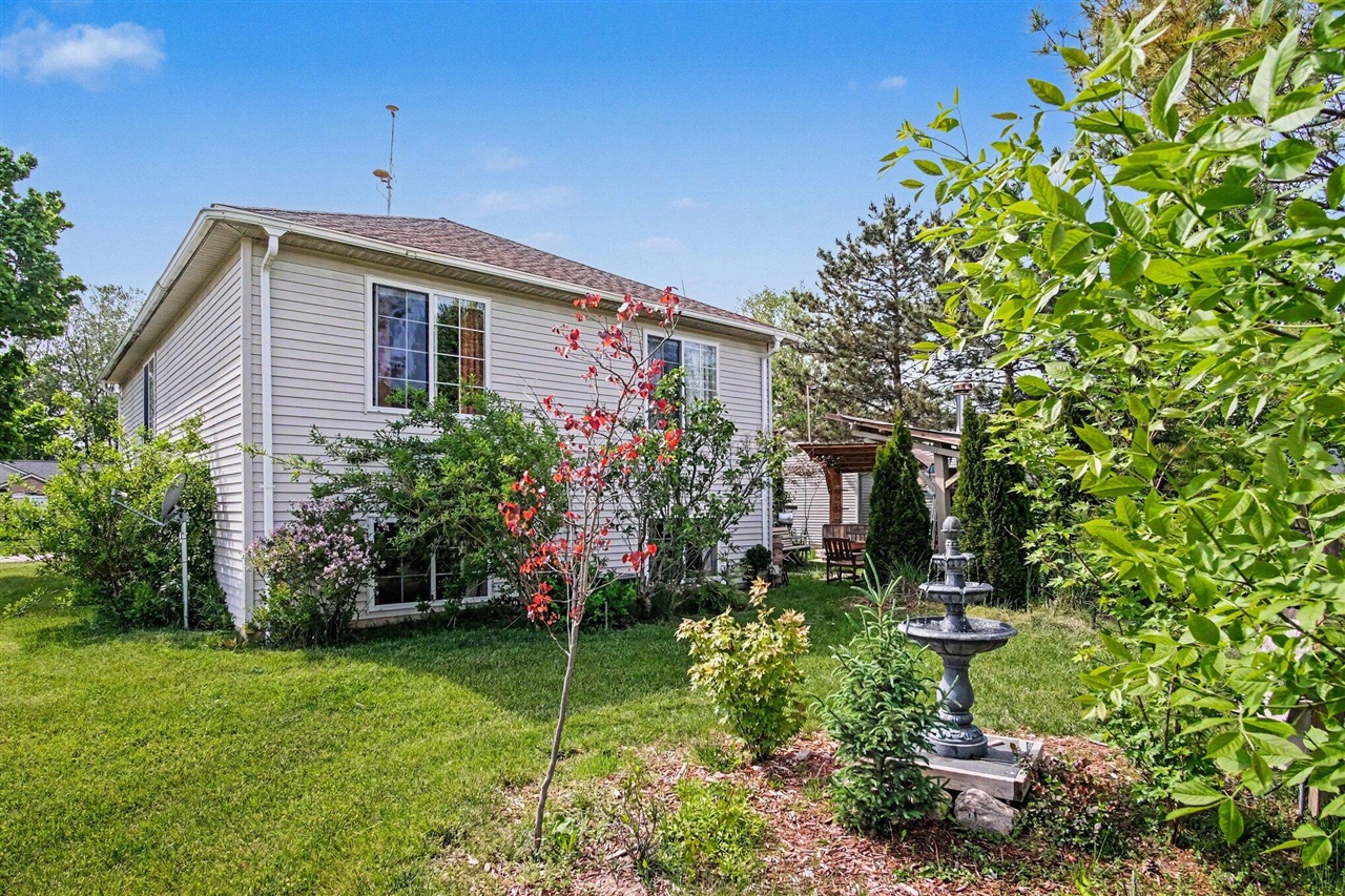 6878 Lake Bluff Drive Property Photo 5