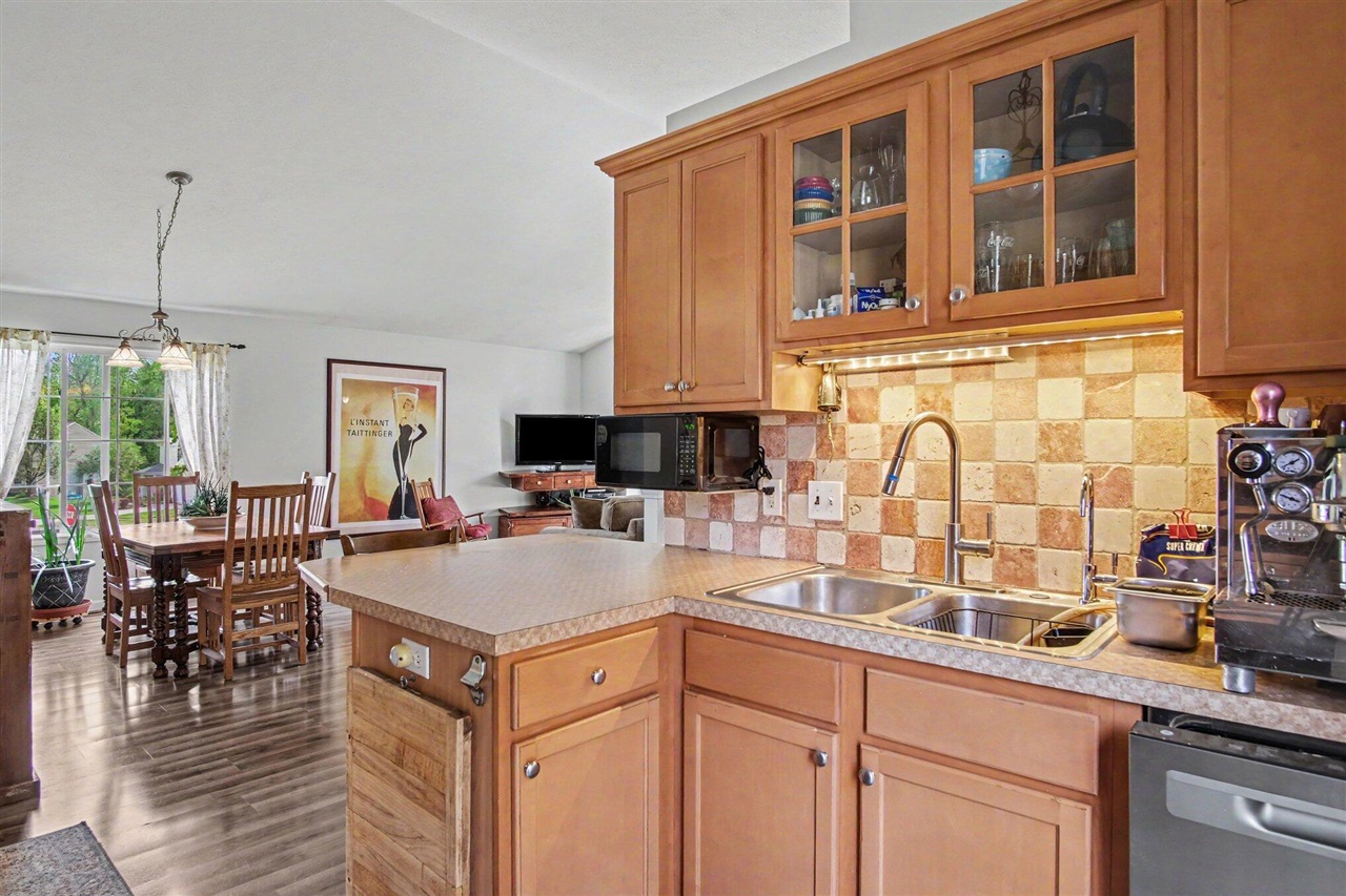 6878 Lake Bluff Drive Property Photo 10