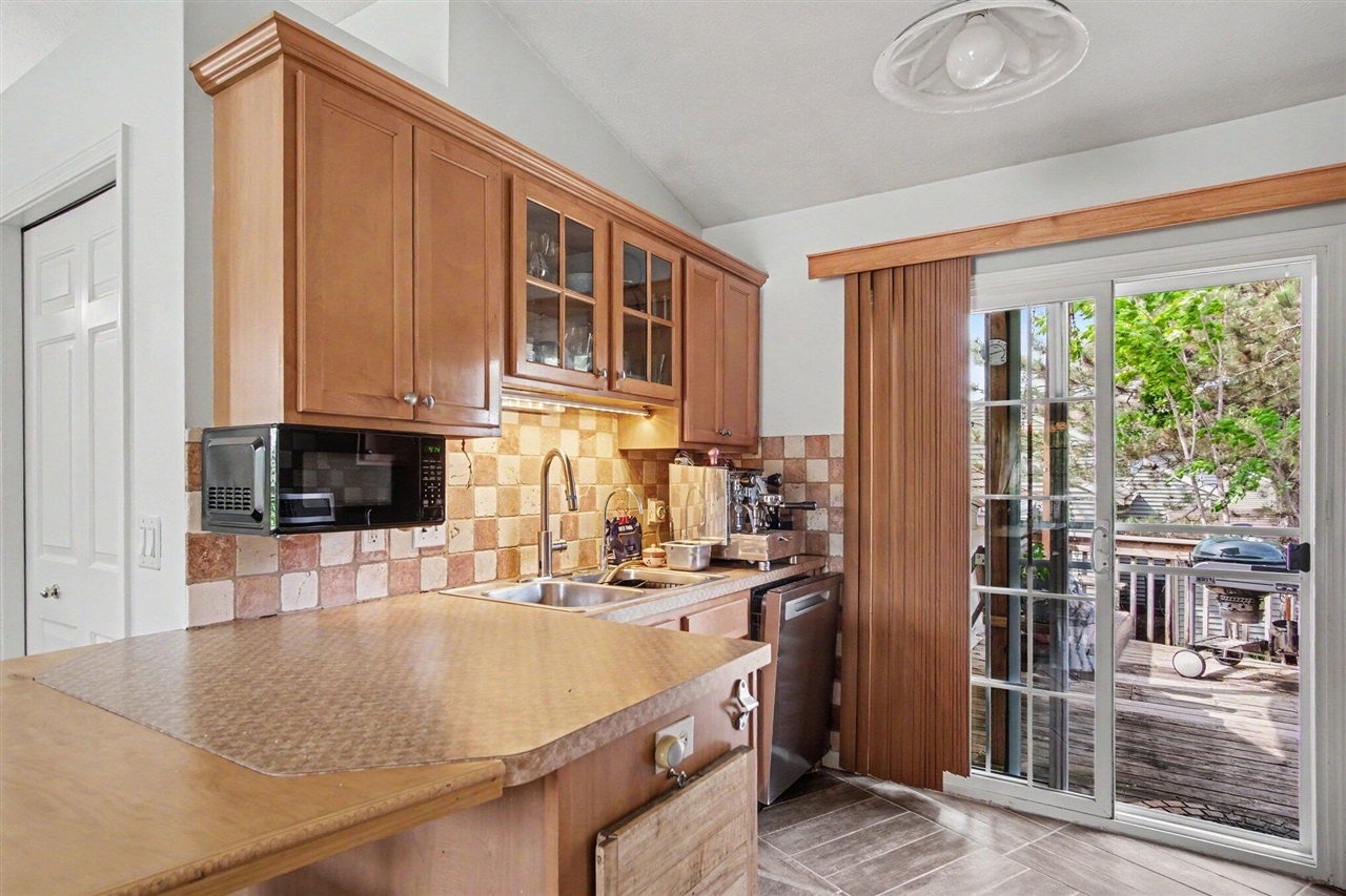 6878 Lake Bluff Drive Property Photo 11