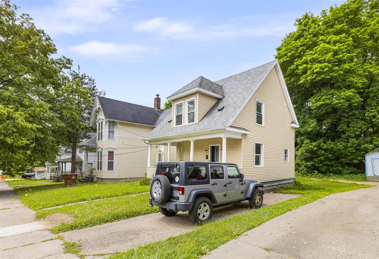 1030 S Jackson Street Property Photo 3