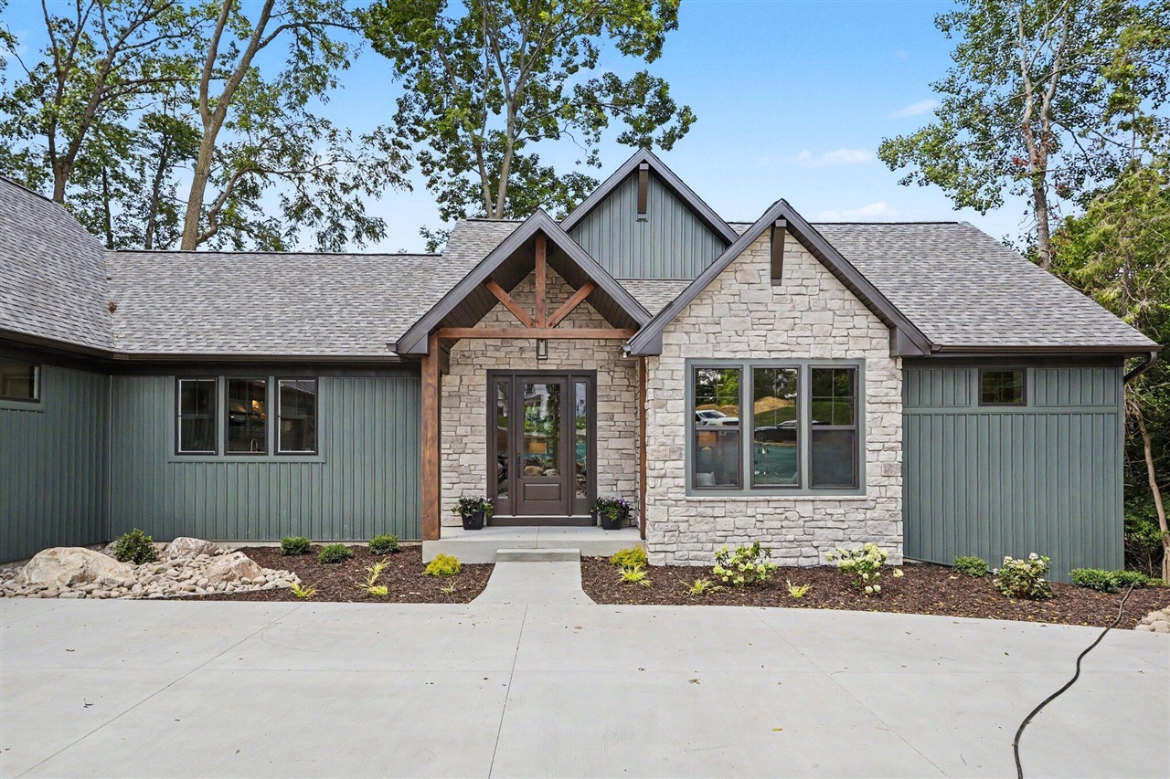 10445 Country Club Drive Property Photo 1
