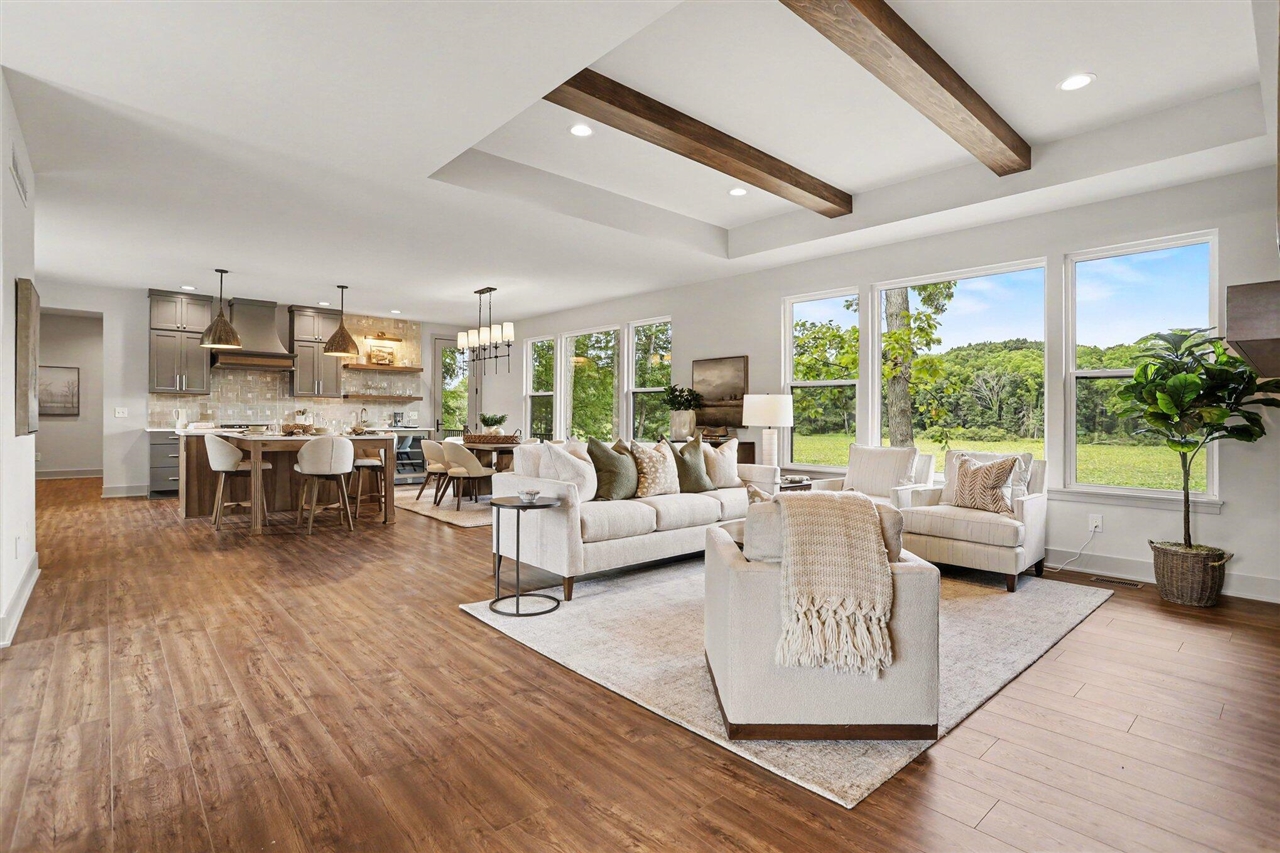 10445 Country Club Drive Property Photo 4