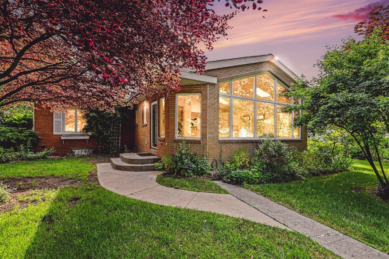 6458 Lakeshore Road Property Photo 1
