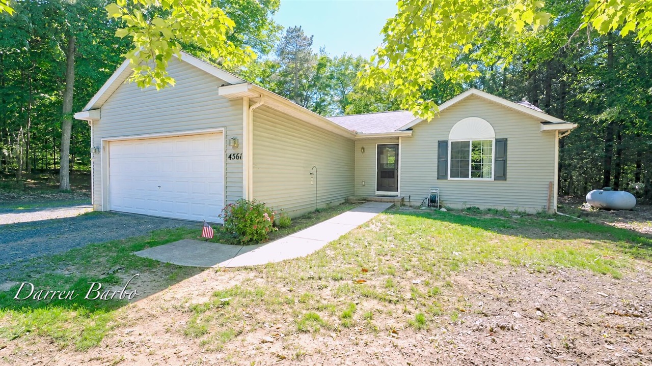 4561 N Pine Avenue Property Photo 1