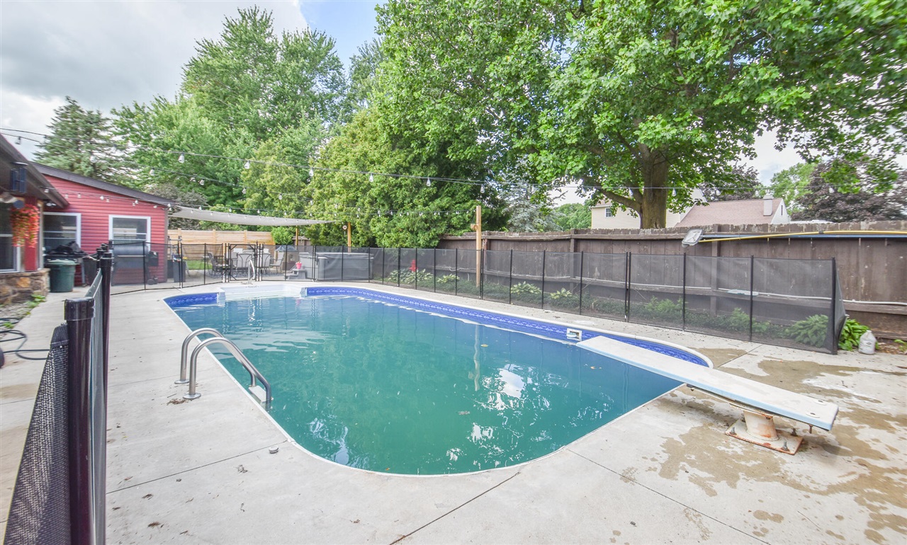 17 Linda Lane Property Photo 4