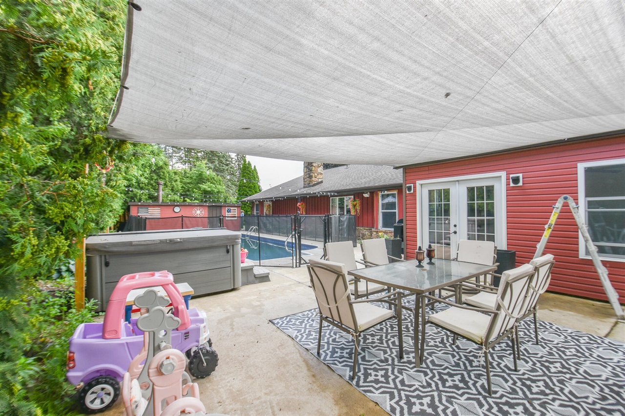 17 Linda Lane Property Photo 7