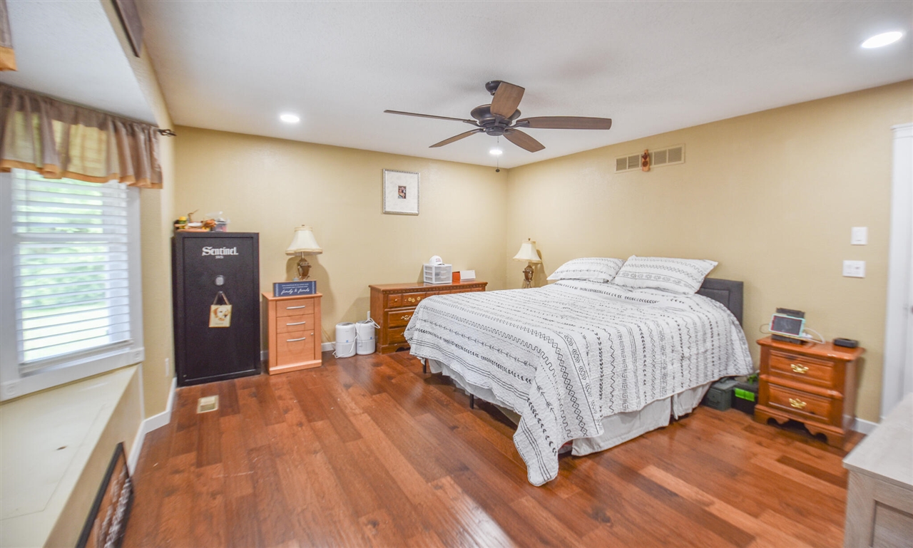 17 Linda Lane Property Photo 27