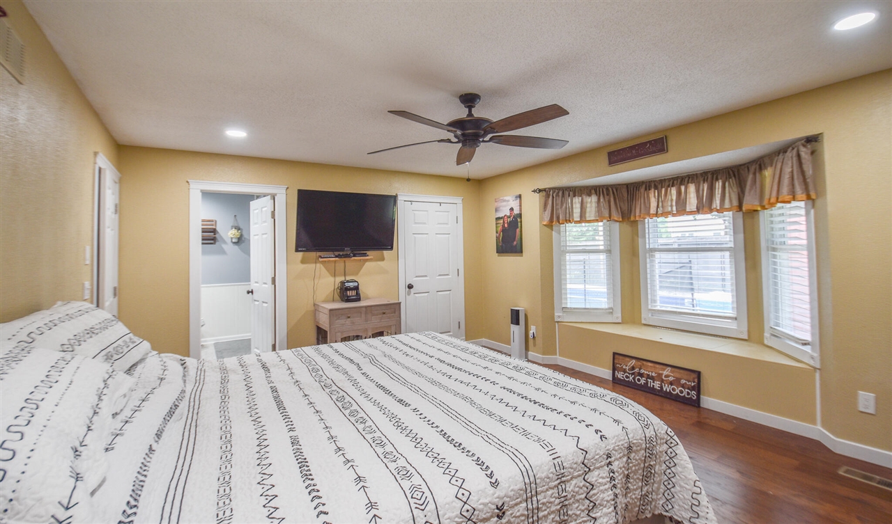 17 Linda Lane Property Photo 28