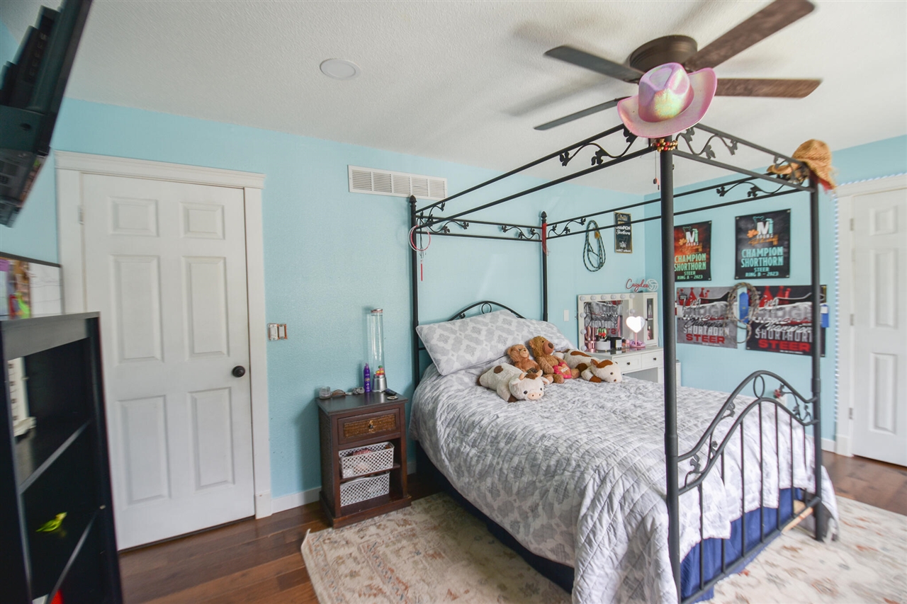 17 Linda Lane Property Photo 33