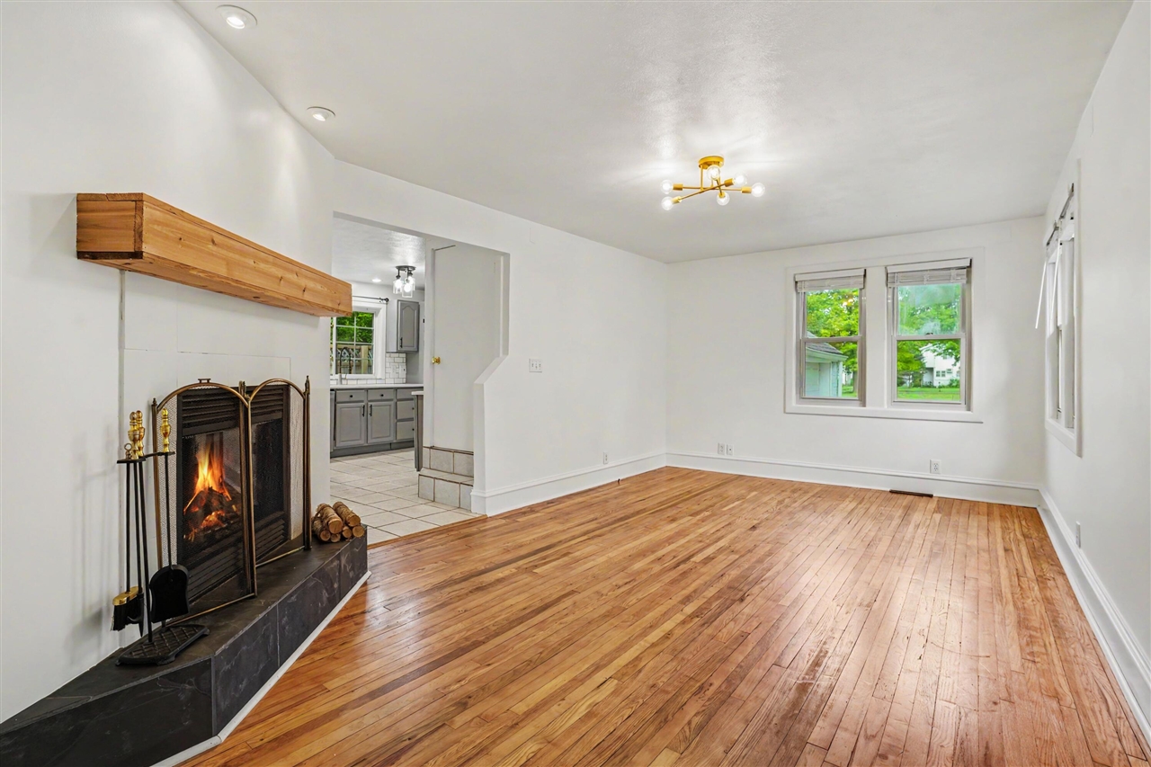220 E James Street Property Photo 9