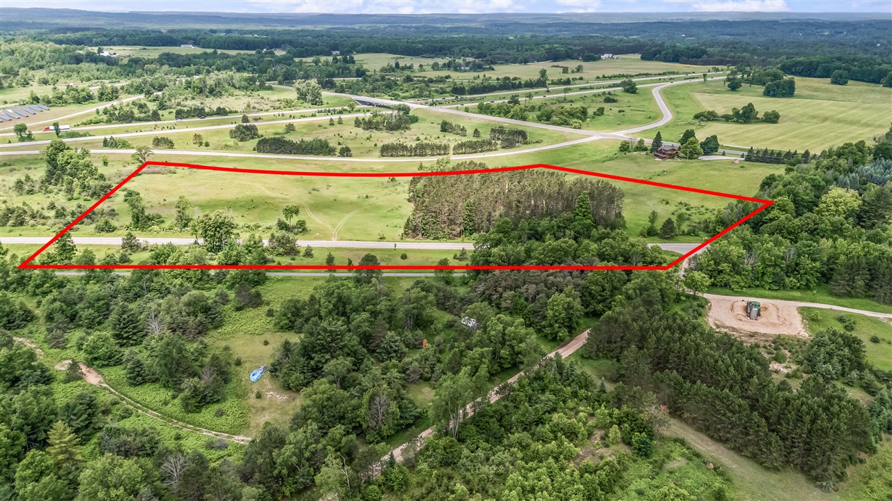 13751 Mackinaw Trail Property Photo 2