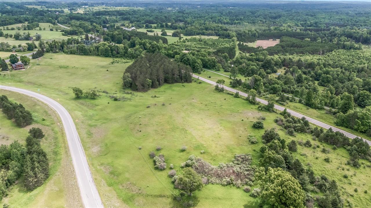 13751 Mackinaw Trail Property Photo 3