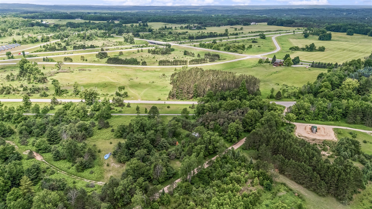 13751 Mackinaw Trail Property Photo 7