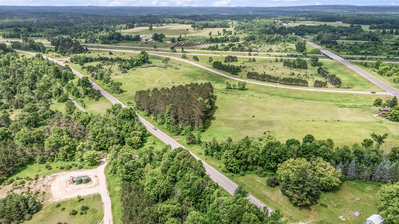 13751 Mackinaw Trail Property Photo 11
