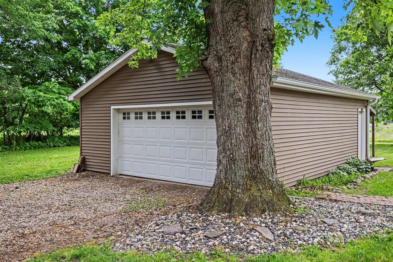 22945 B Drive Property Photo 5