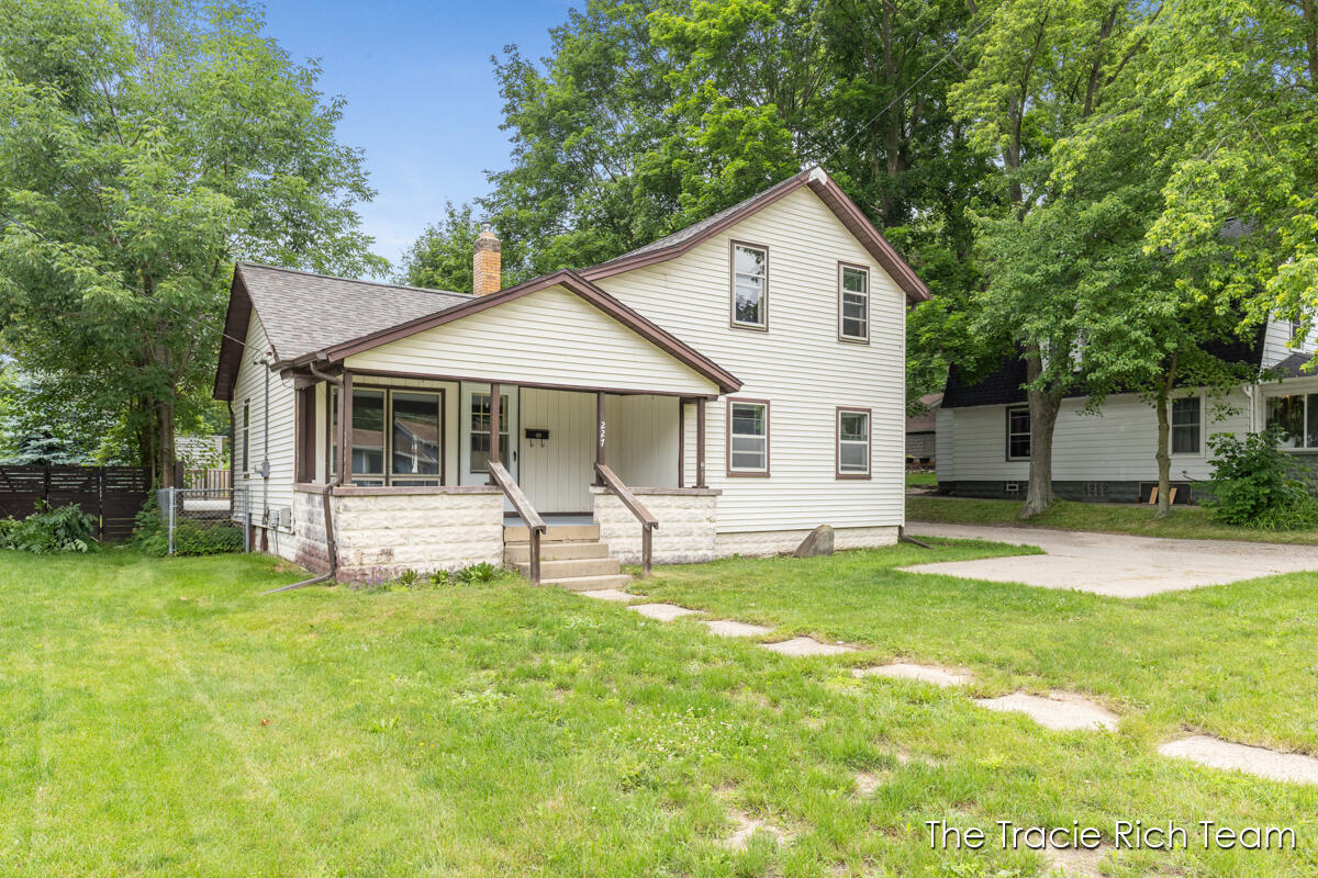 227 E Division Street Property Photo 3
