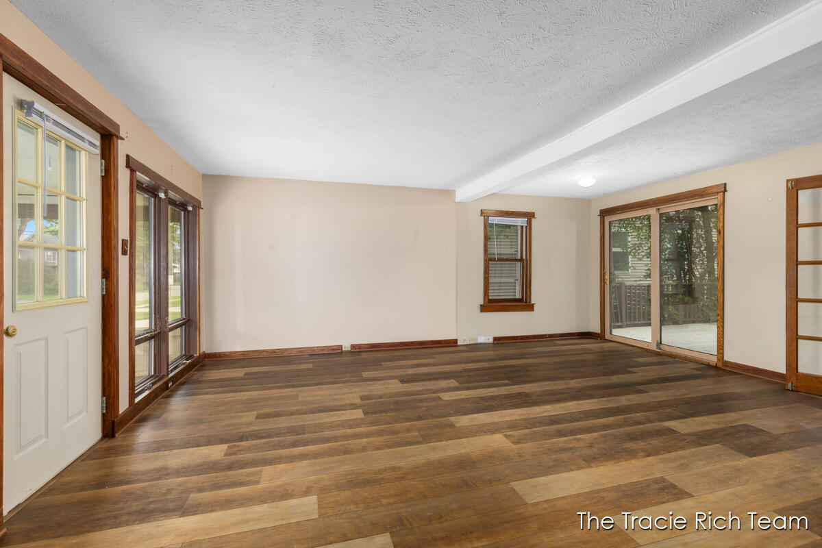 227 E Division Street Property Photo 4