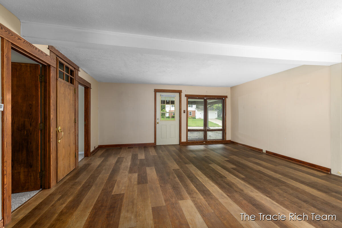 227 E Division Street Property Photo 5