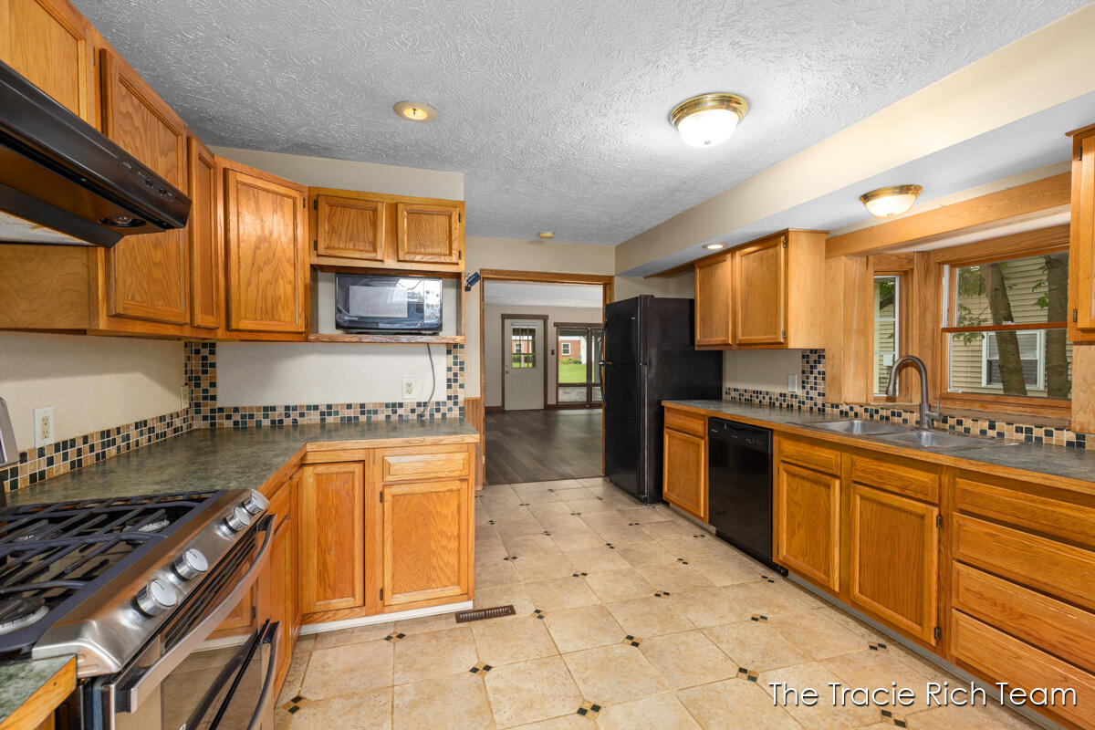 227 E Division Street Property Photo 8