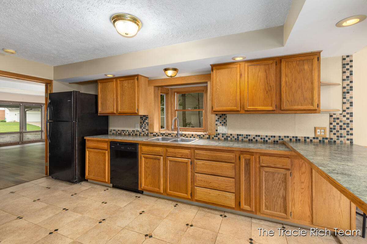 227 E Division Street Property Photo 9