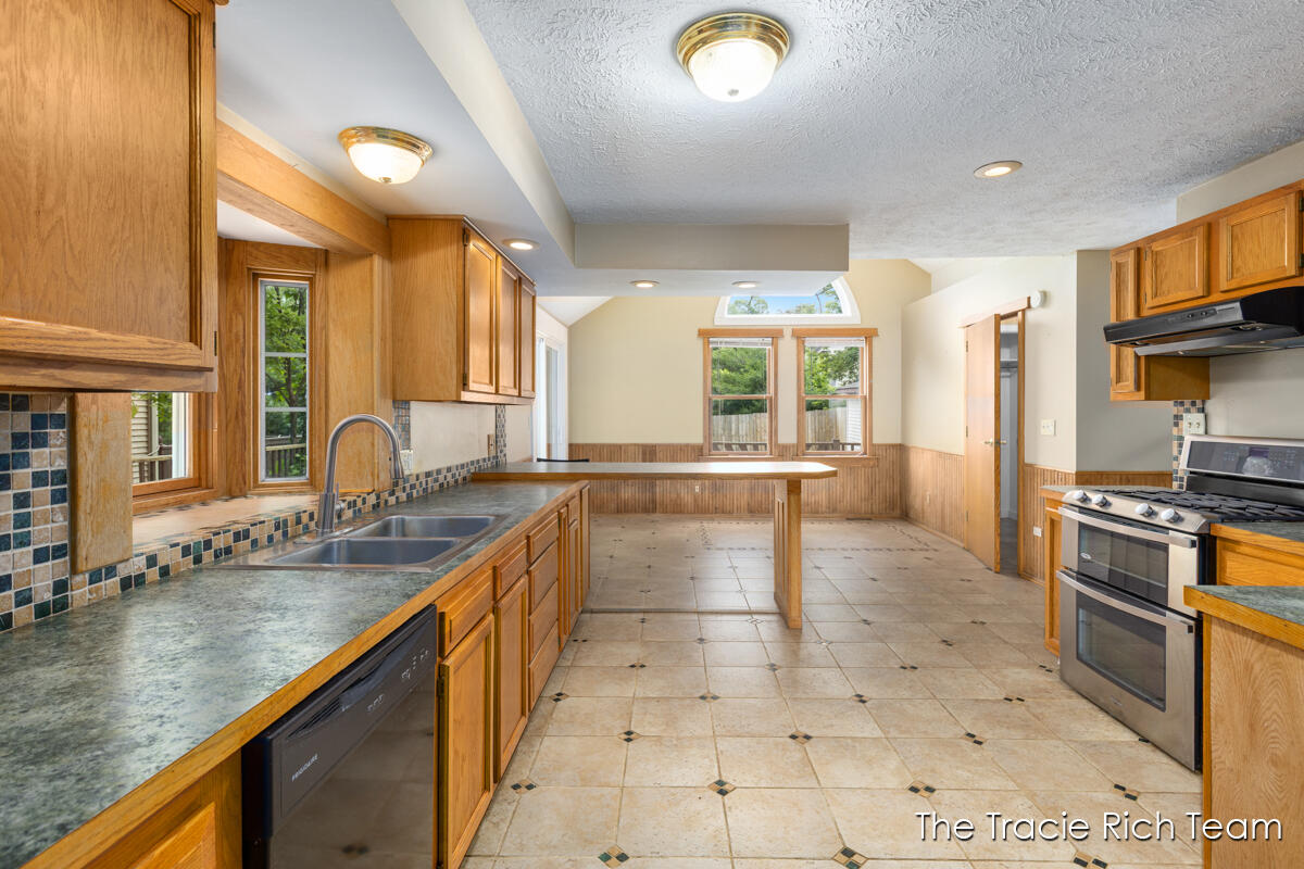 227 E Division Street Property Photo 10