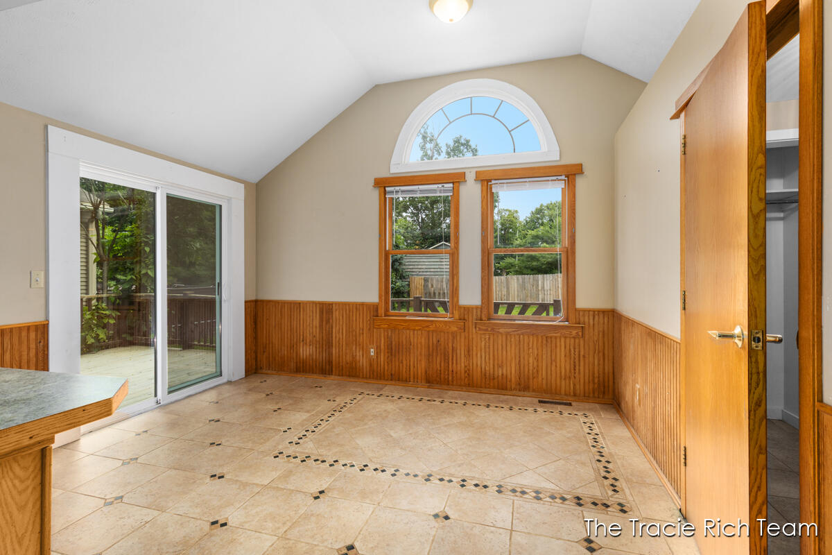 227 E Division Street Property Photo 13