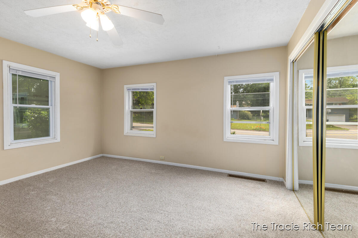 227 E Division Street Property Photo 15