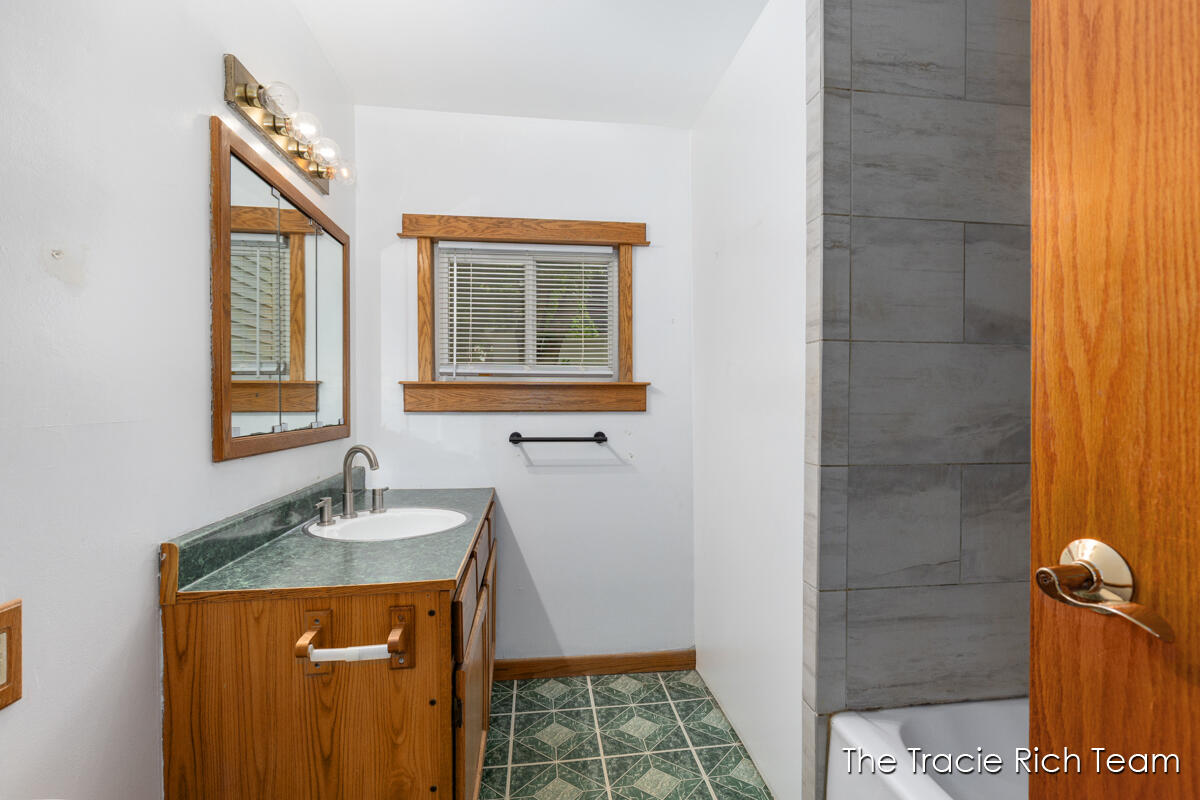 227 E Division Street Property Photo 17