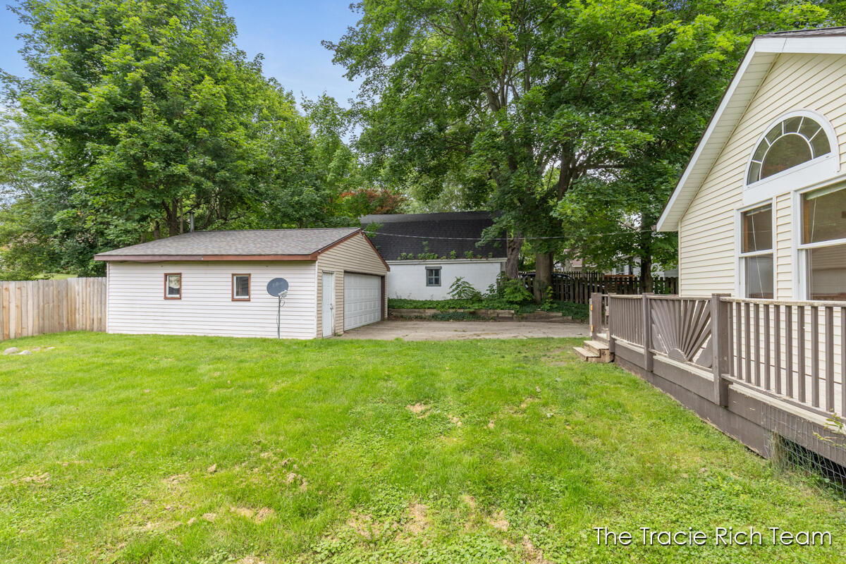 227 E Division Street Property Photo 26
