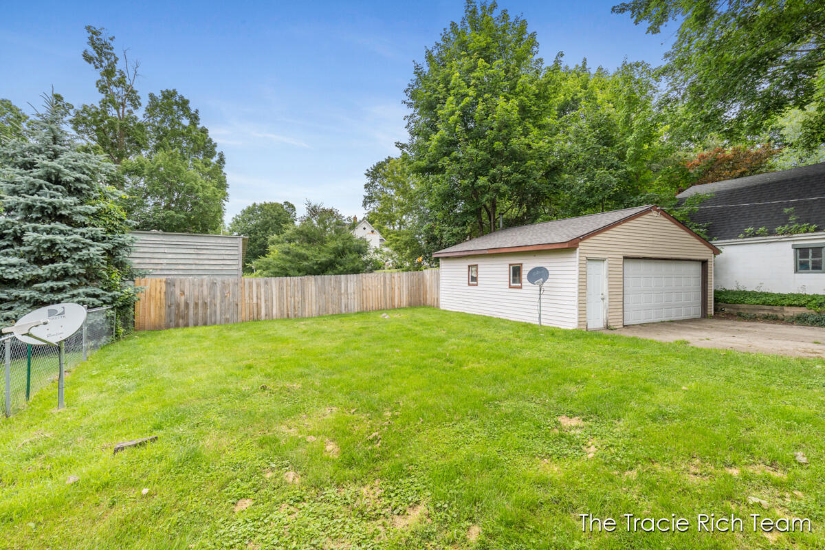 227 E Division Street Property Photo 27