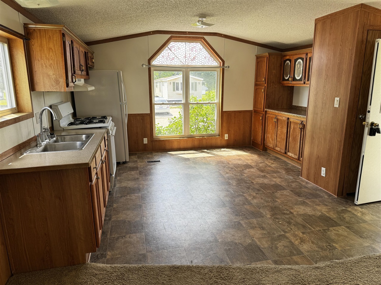 18376 Saint Joseph Avenue Property Photo 3