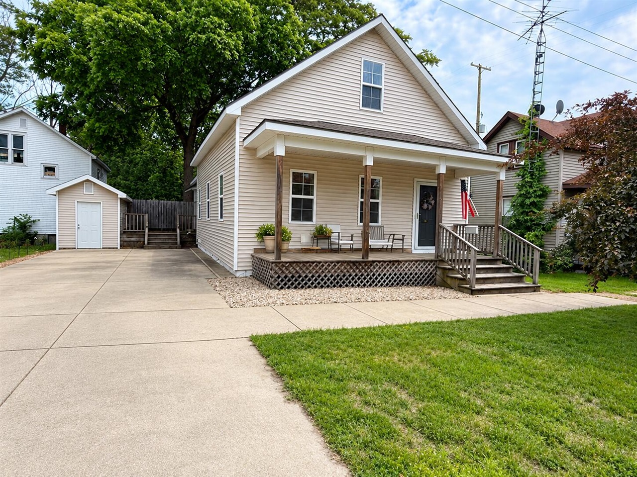 603 S George Street Property Photo 1