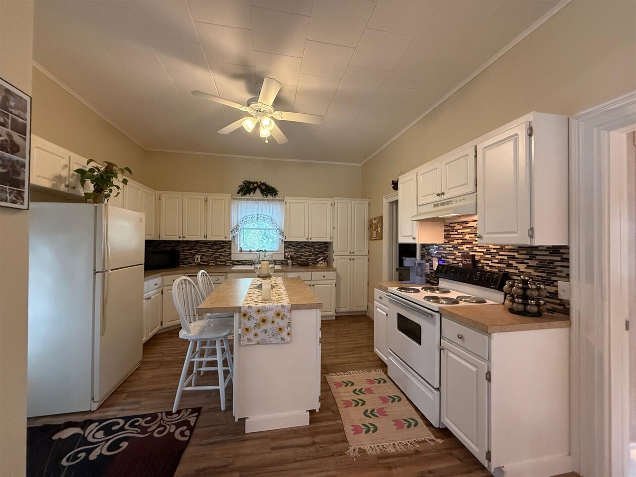 603 S George Street Property Photo 4
