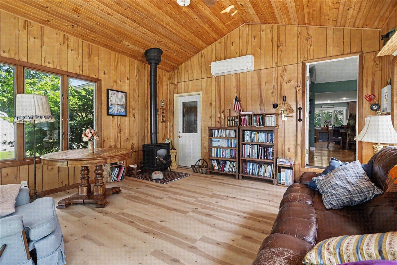 10492 Range Line Road Property Photo 17