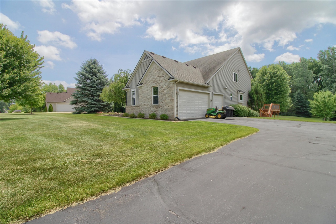 6833 N Meadows Pass Property Photo 3