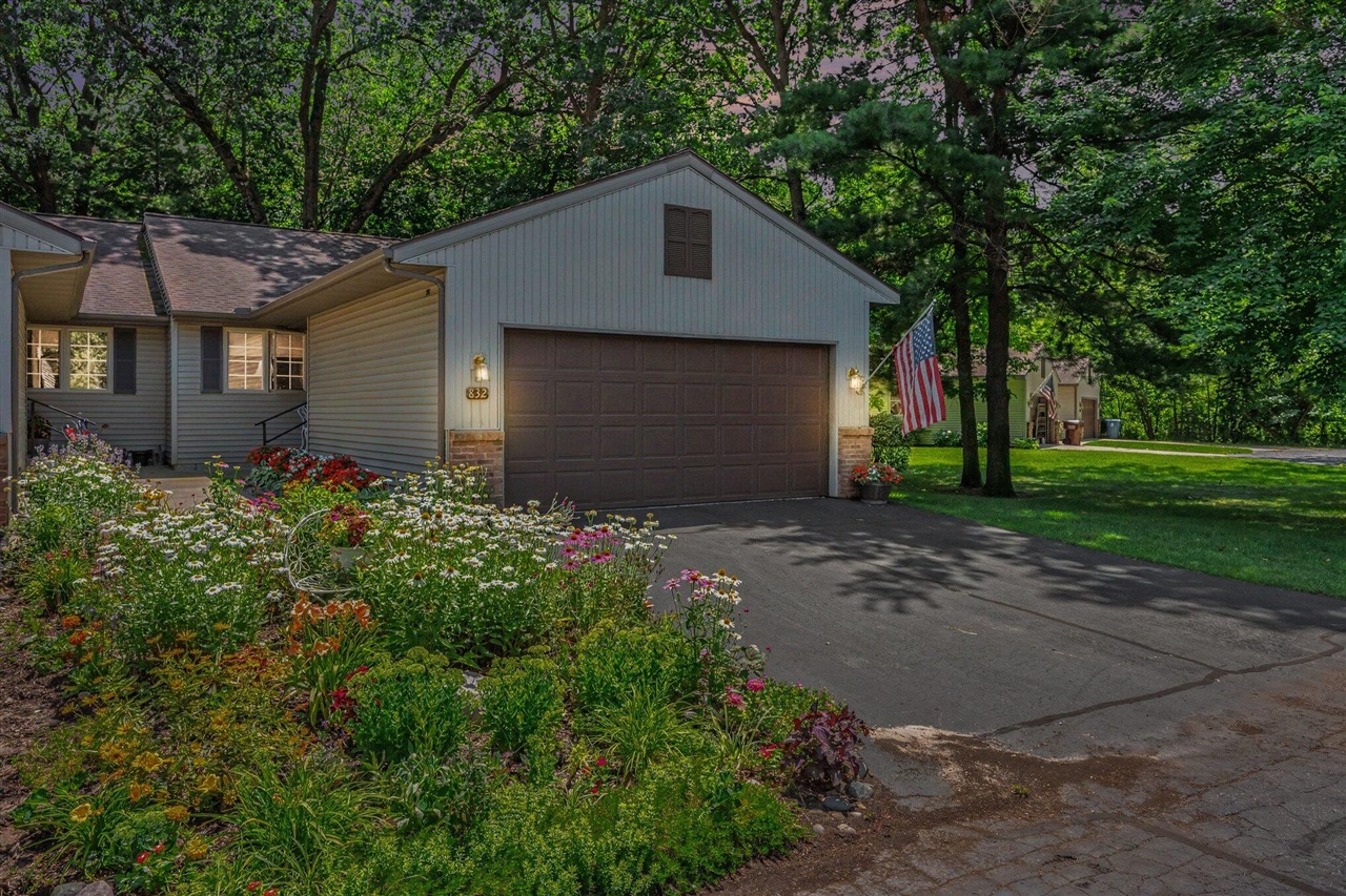 832 Highbanks Drive Property Photo 1